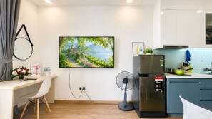 Estudio Deluxe | Escritorio, espacio para trabajar con un portátil, cortinas opacas
