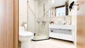 Deluxe-Studio | Badezimmer | Kostenlose Toilettenartikel, Haartrockner, Hausschuhe