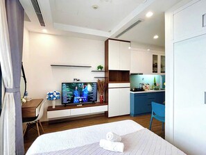 Apartamento Deluxe | Escritorio, espacio para trabajar con un portátil, cortinas opacas