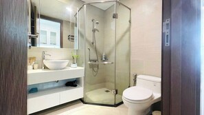 Free toiletries, hair dryer, slippers - Vinhomes Green Bay-Studio Apartment (Hanoi)