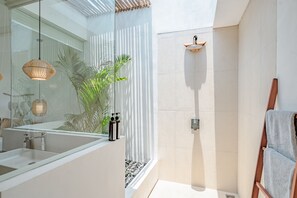 Villa | Badkamer | Een haardroger, handdoeken, zeep, shampoo