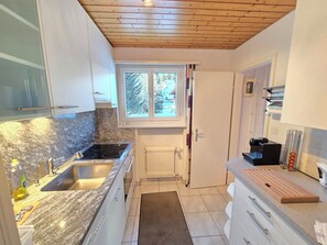 Fridge, oven, dishwasher, cookware/dishes/utensils