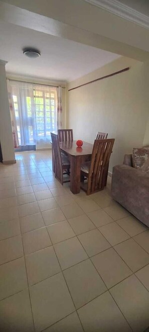 Departamento clásico | Área de sala de estar | Smart TV de 24 pulgadas con canales digitales 