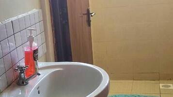 Classic Apartment | Bathroom | Shower, rainfall showerhead, free toiletries, bidet