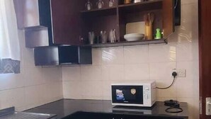 Căn hộ phong cách cổ điển | Bếp riêng | Tủ lạnh, lò vi sóng, dụng cụ nấu nướng/bát dĩa/dao nĩa 