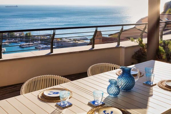 A table set for dining with a view of the sea and boats. - Gemma nel golfo di Trieste (Duino-Aurisina)