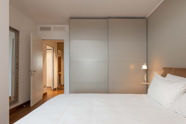 Iron/ironing board, free WiFi, bed sheets