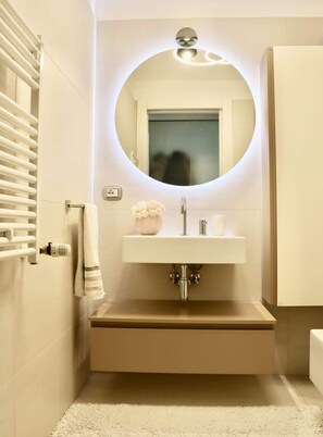 Shower, hair dryer, towels - Acquamarina -  with beach included (Duino-Aurisina)
