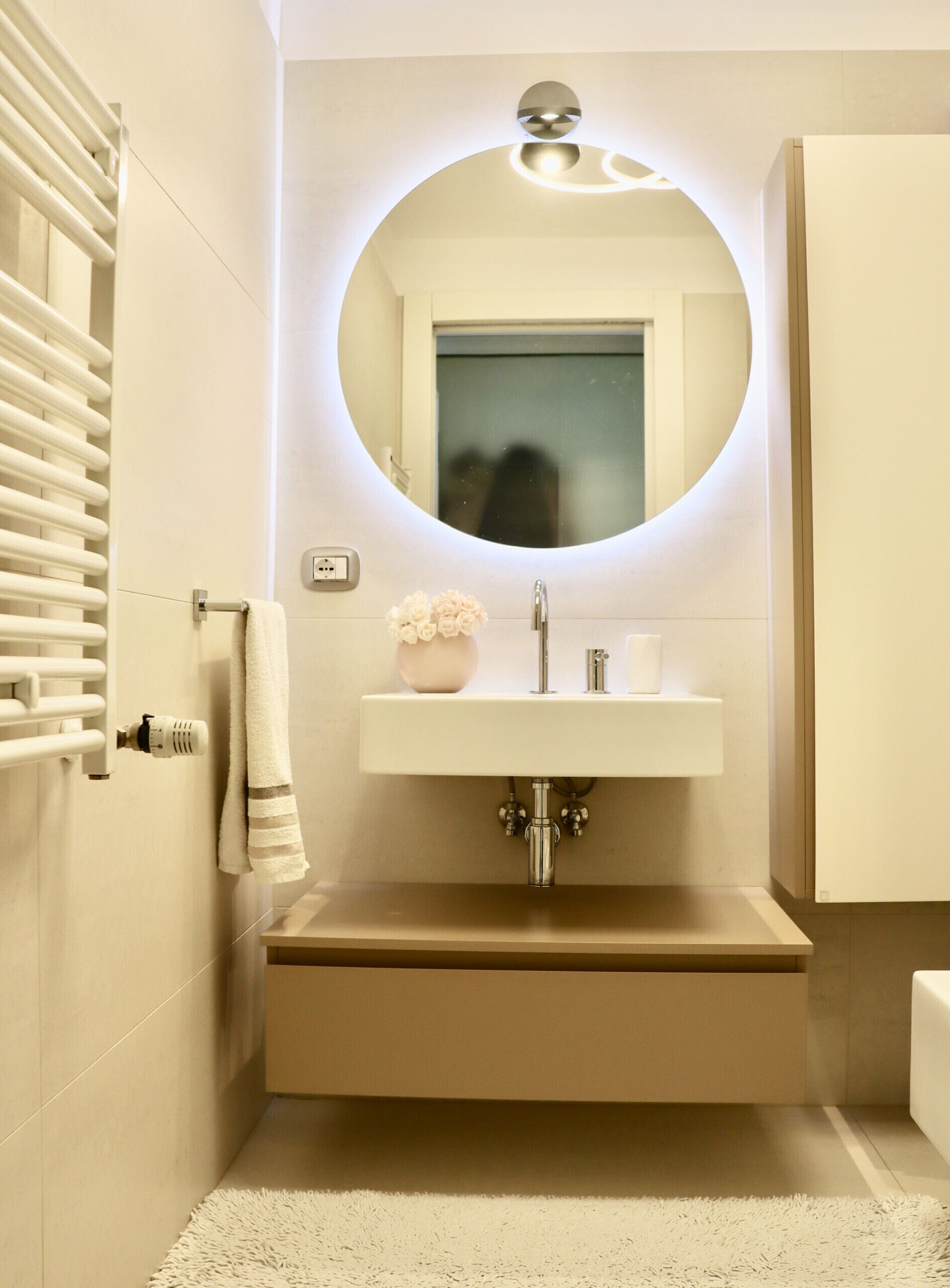 Een douche, een haardroger, handdoeken