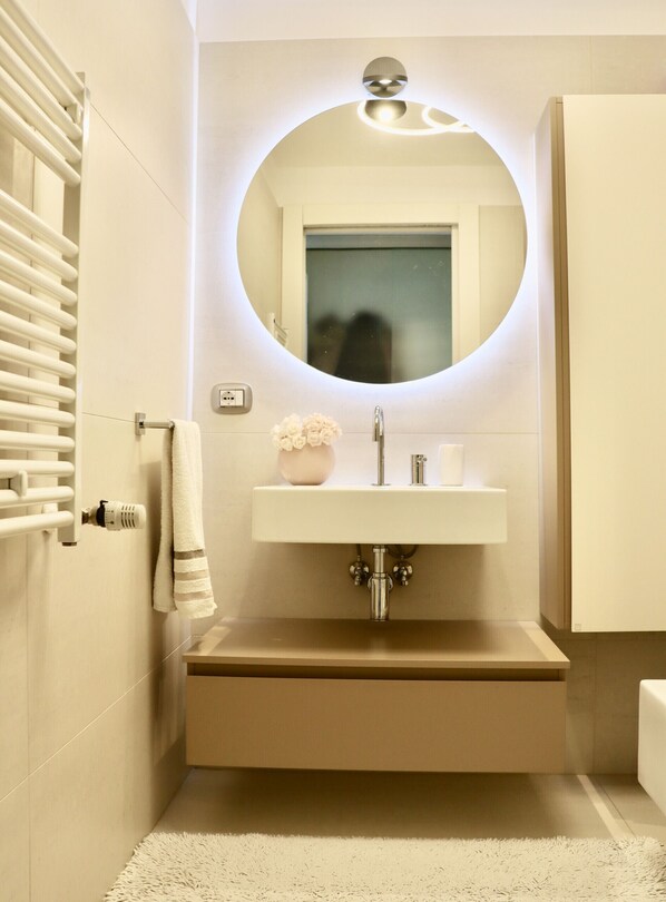 Shower, hair dryer, towels