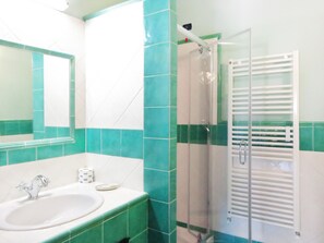 Quadruple Room | Down comforters, desk, free WiFi