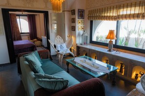 Suite Deluks (Suite Le Petit Palais) | Tirai kedap cahaya, kedap suara, dan seprai linen