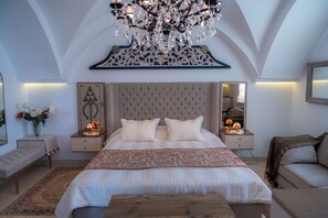 Elite Suite (Suite Opulence) | Blackout drapes, soundproofing, bed sheets