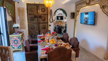 Tägliches inbegriffenes kontinentales Frühstück