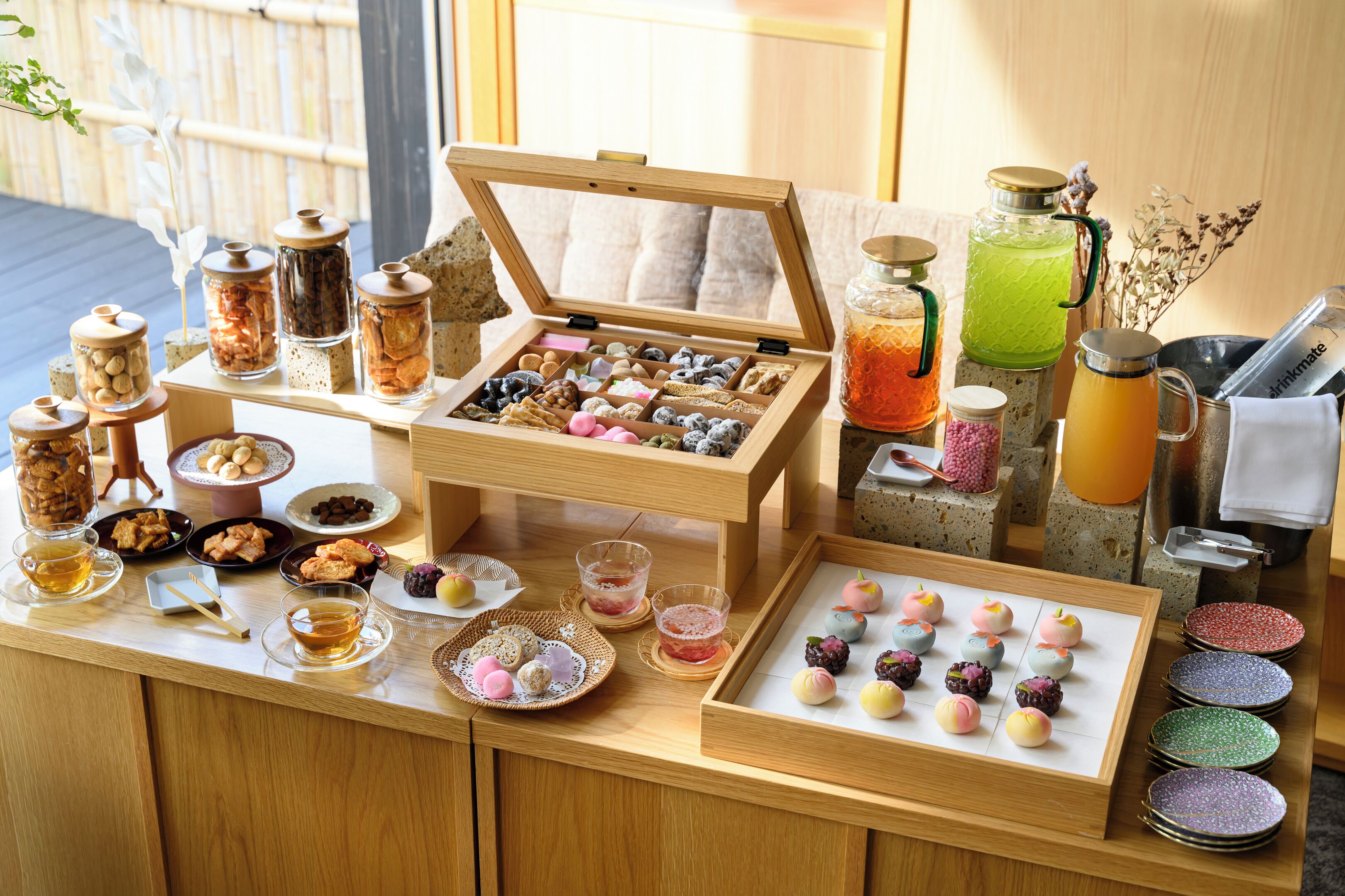 Una mesa de buffet con diferentes opciones de comida, bebidas y una estación de té.