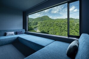 Minibaari, tallelokero huoneessa, työpöytä, pimennysverhot