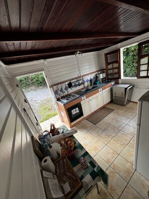 Kjøleskap, mikrobølgeovn, ovn og kokeplater