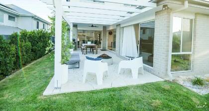 Modern family house close to the Airport & City
Entire home in Hemmant Australia