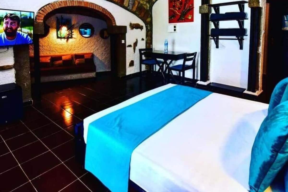 1 habitación, minibar, cortinas blackout y ropa de cama