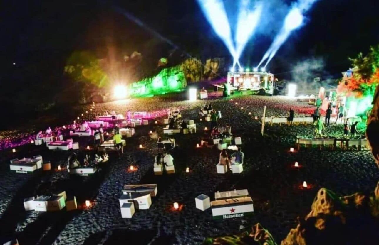 Un evento masivo al aire libre con un escenario y un público.