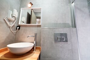 Exclusive Room, City View | Bathroom