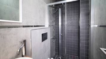 Kamar Standar | Kamar mandi | Pengering rambut, sandal, handuk, dan sabun