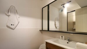 A bathroom with a white sink, a mirror, and a towel hanging on the wall. - w* | Perfect 1BR w/ Great Deco in Barranco (Barranco)