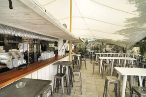 Outdoor dining - Magnifique Villa Provençale Avec Piscine (Aix-en-Provence)