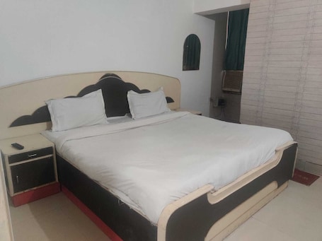 Muebles diferentes, escritorio y espacio para trabajar con laptop