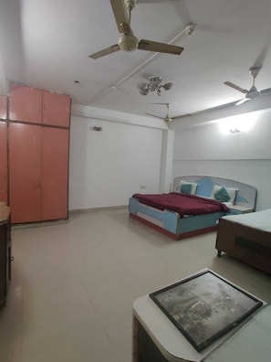 Habitación Deluxe doble | Mobiliario individual, escritorio, espacio para trabajar con un portátil