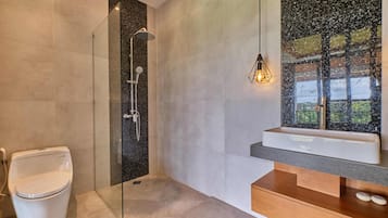 Villa Deluxe | Baño | Regadera y toallas