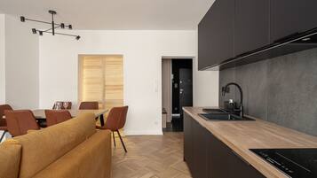 Appartement Majestueux | Coin cuisine privé | Réfrigérateur, micro-ondes, plaque de cuisson, lave-vaisselle