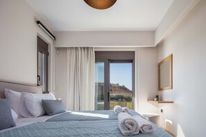 3 bedrooms, in-room safe, iron/ironing board, free WiFi - Modern facilities, walking distance to the beach! (Panormo)