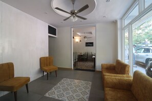 Lobby sitting area - Aamod Feather Touch (Nainital)