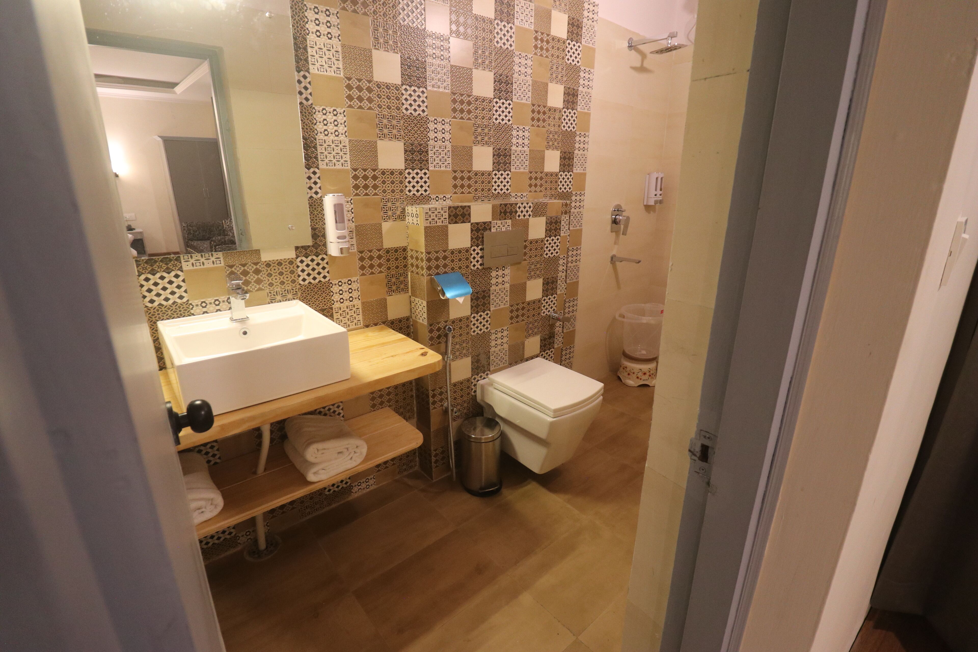 Une salle de bain avec un lavabo, des toilettes et une douche.