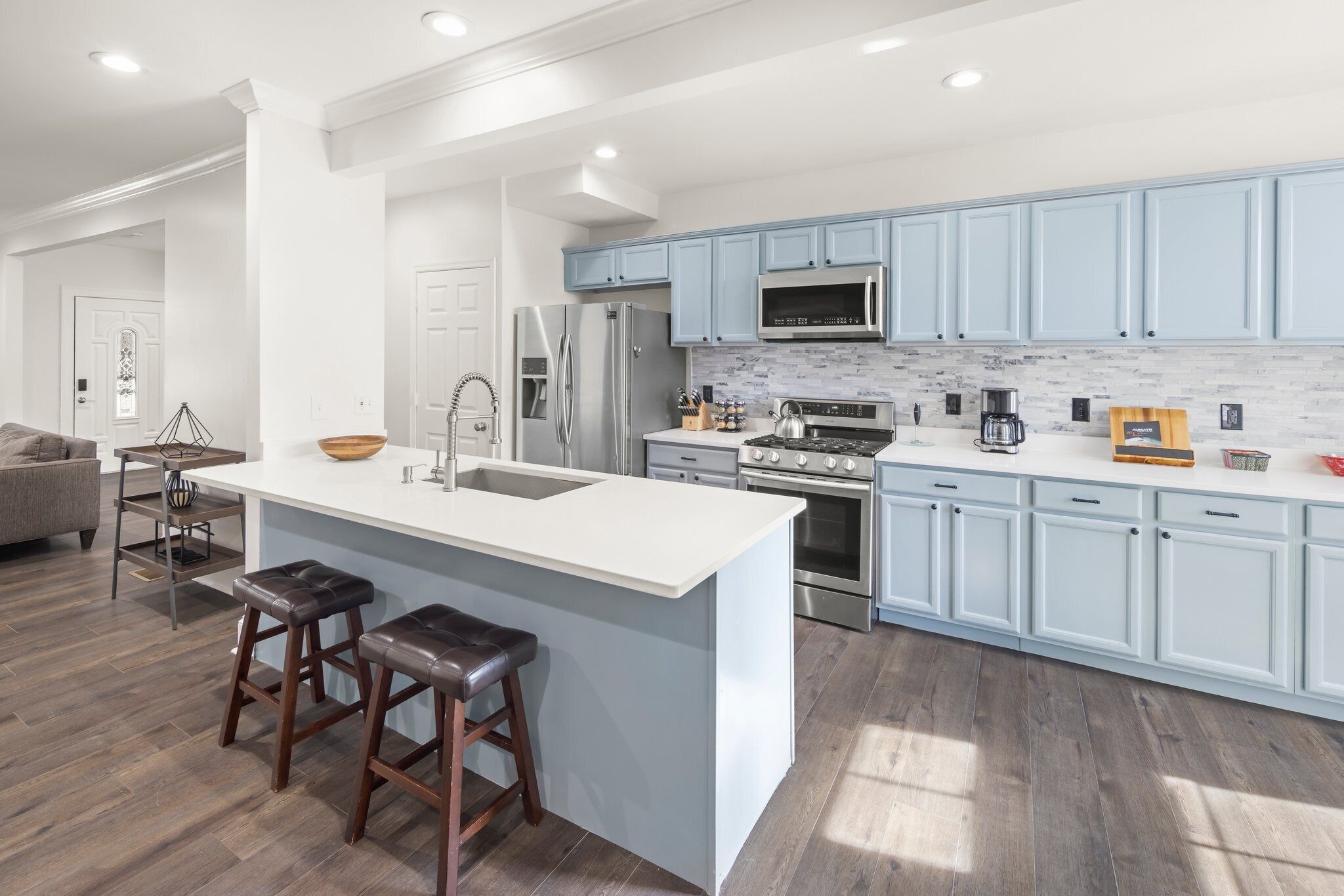 Furnished, Cozy & Pet-friendly 3B3B w/ private backyard & lot of amenities
