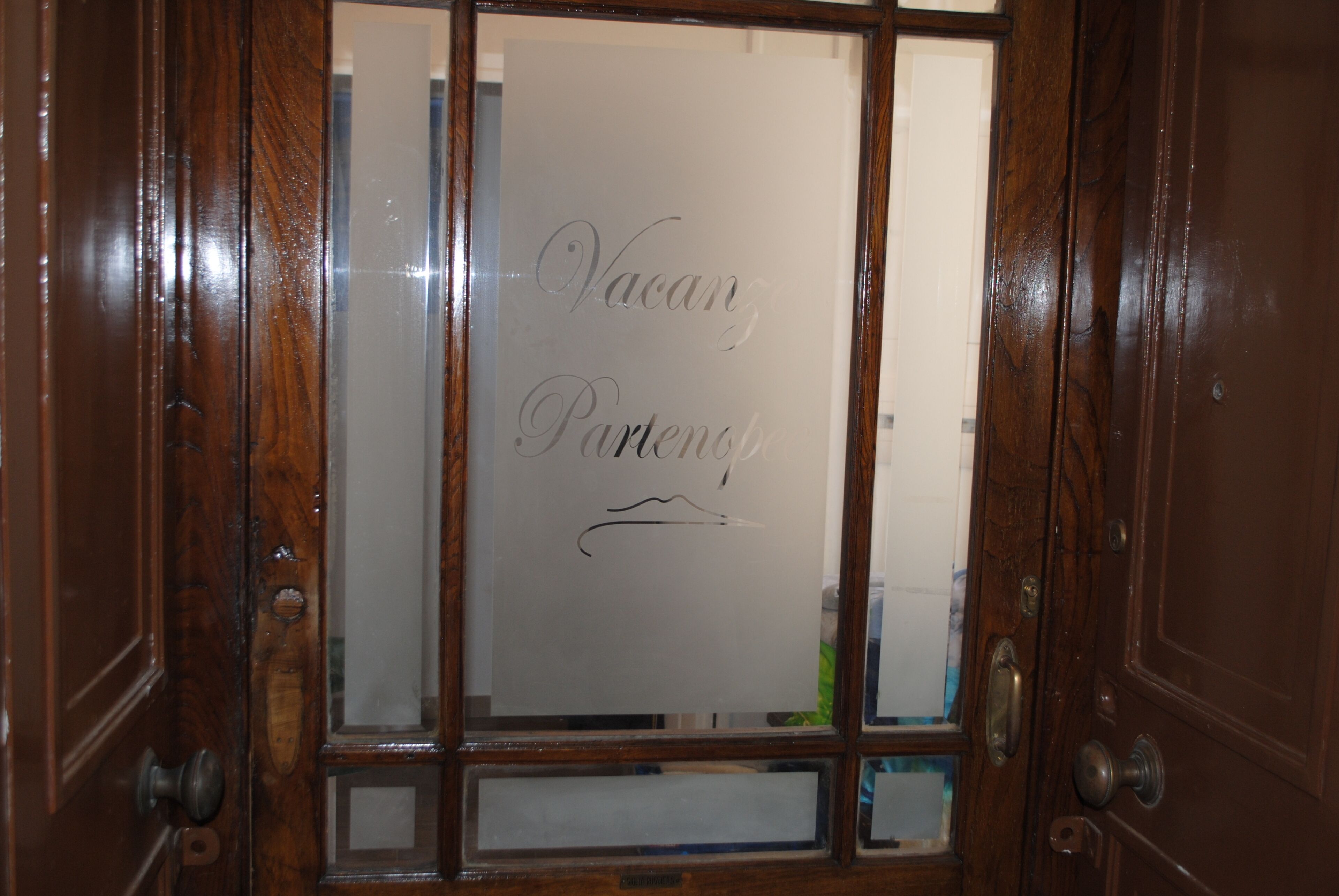 A wooden door with frosted glass panels and a sign that reads "Vacant Parten."