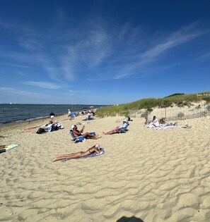 Sun-loungers, beach towels - Town, Lily Pond Park, Steps Beach walkable. Off-street parking. 2024 renovated. (Nantucket)