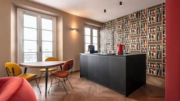 Cozy Suite | Cocina privada | Refrigerador con congelador, horno, parrilla de estufa y lavavajillas