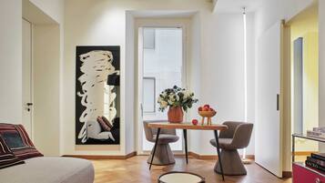 Design Suite | Wohnbereich | 65-Zoll-Smart-TV mit Digitalempfang