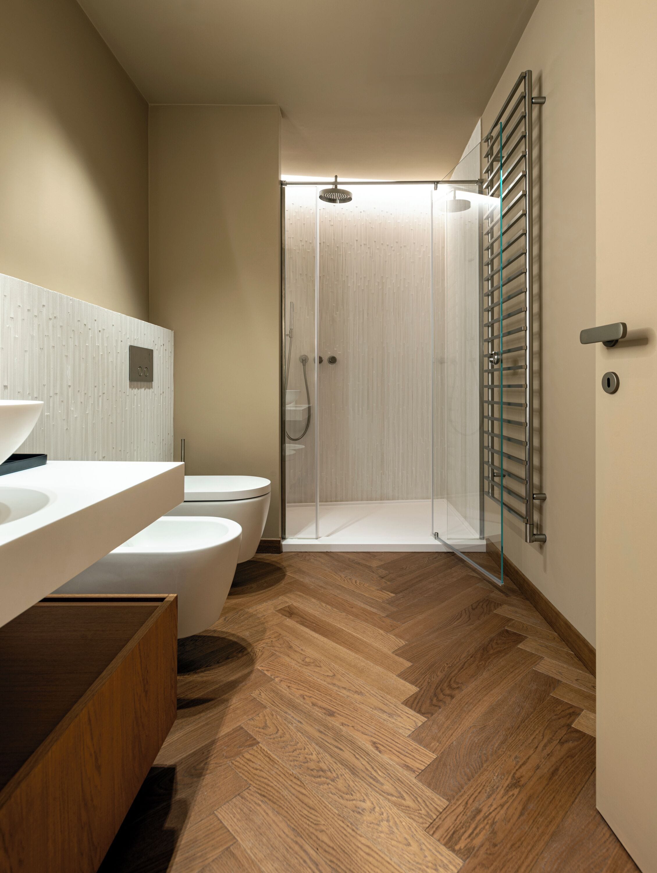 Une salle de bain moderne équipée d’une douche, de toilettes et d’un lavabo.