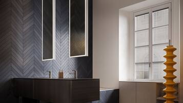Manzoni Suite | Badezimmer | Haartrockner, Bademäntel, Hausschuhe, Bidet