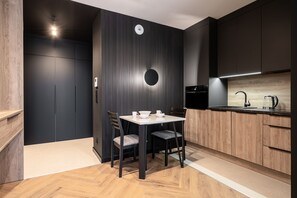 Deluxe-Apartment, Nichtraucher | Eigene Kochnische | Kühlschrank, Herdplatte, Wasserkocher mit Kaffee-/Teezubehör