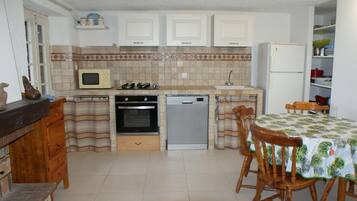 Kylskåp, mikrovågsugn, ugn och spishäll