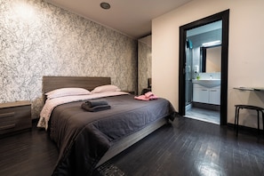 In-room safe, iron/ironing board, free WiFi - PIGNATELLI GUEST HOUSE  (Naples)