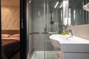 Deluxe Double or Twin Room, Balcony | Bathroom - PIGNATELLI GUEST HOUSE  (Naples)