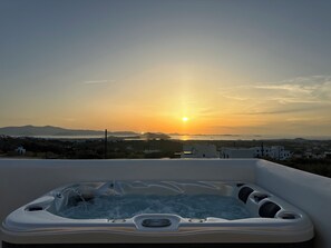 Outdoor spa tub - Celestial Sunset Villas  (galanados)