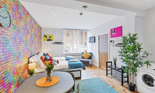 Rainbow Studio - Spacious City Centre - Close to sea - Sleeps 1 to 3 Guests