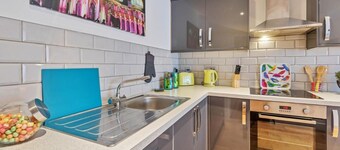 Rainbow Studio - Spacious City Centre - Close to sea - Sleeps 1 to 3 Guests