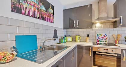 Rainbow Studio - Spacious City Centre - Close to sea - Sleeps 1 to 3 Guests
